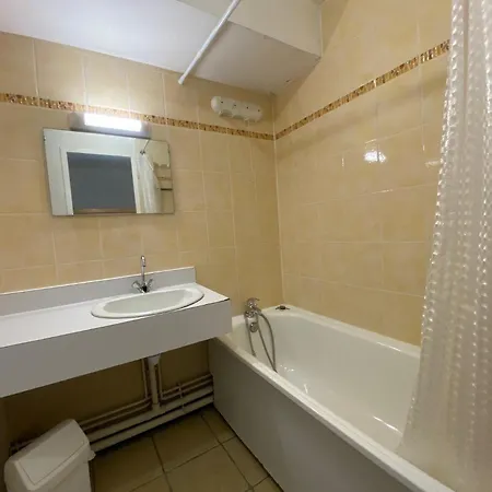 Apartment Neves - Location: Pour 4 Personnes Dans Un Quartier Jeune Et Anime Les Neves Mae-9062